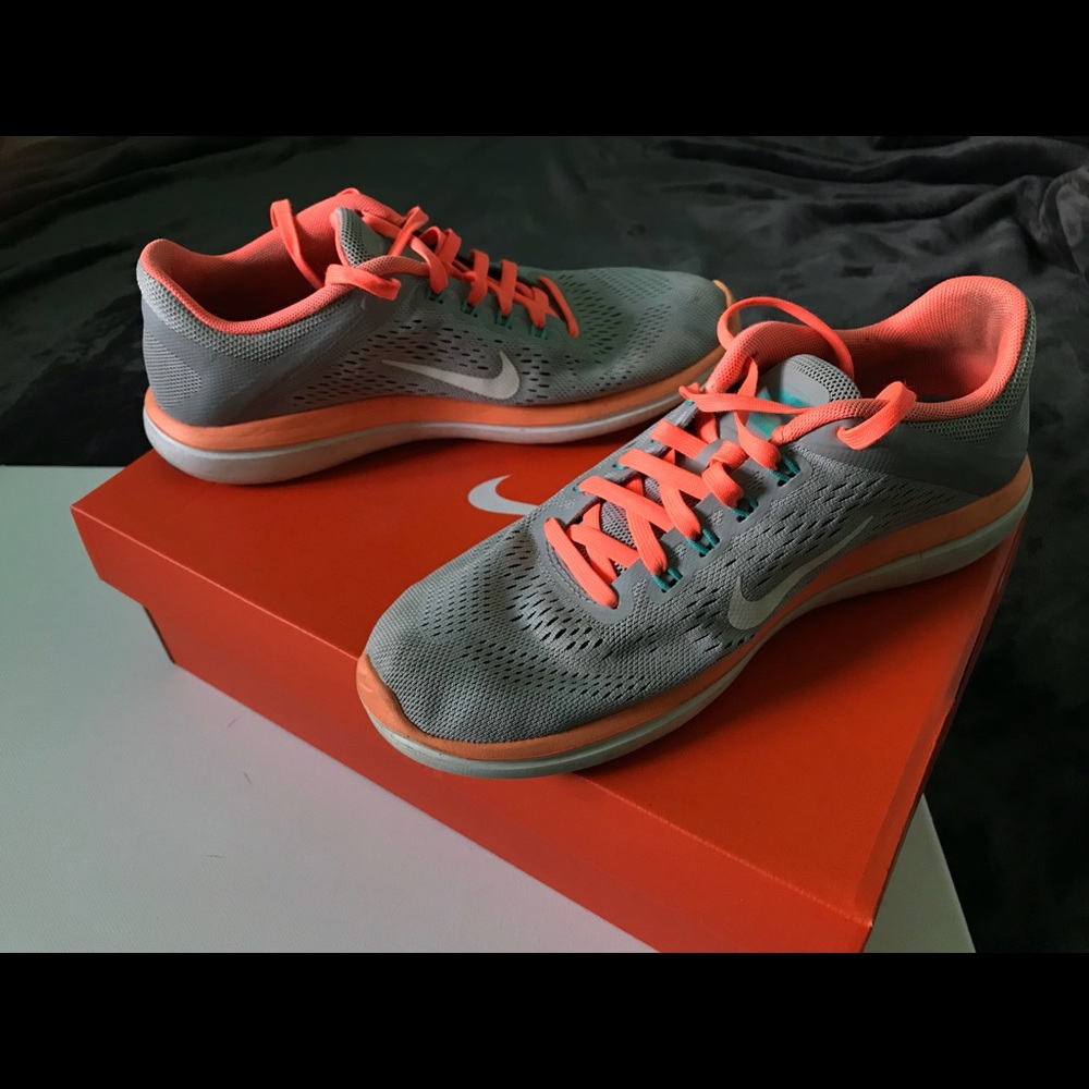 Women’s Nike flex tennis shoe